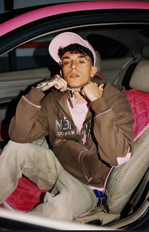 La Pantera sentado en un coche con gorra rosa